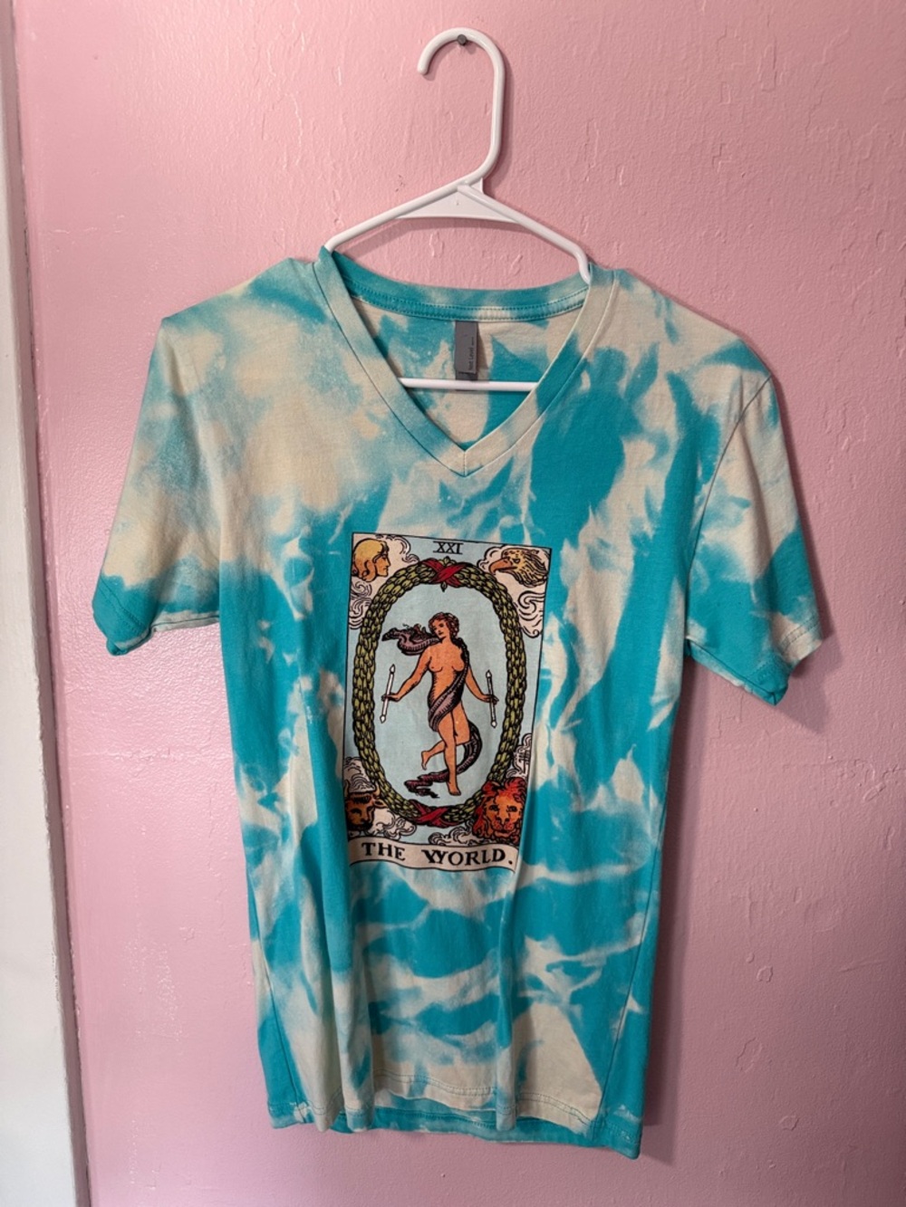 Tie-Dye 'The World' Tarot Card Graphic V-Neck Tee - Turquoise & Cream
